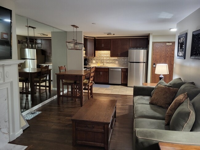 950 E Rue de la Banque, Unit 310 in Creve Coeur, MO - Building Photo - Building Photo