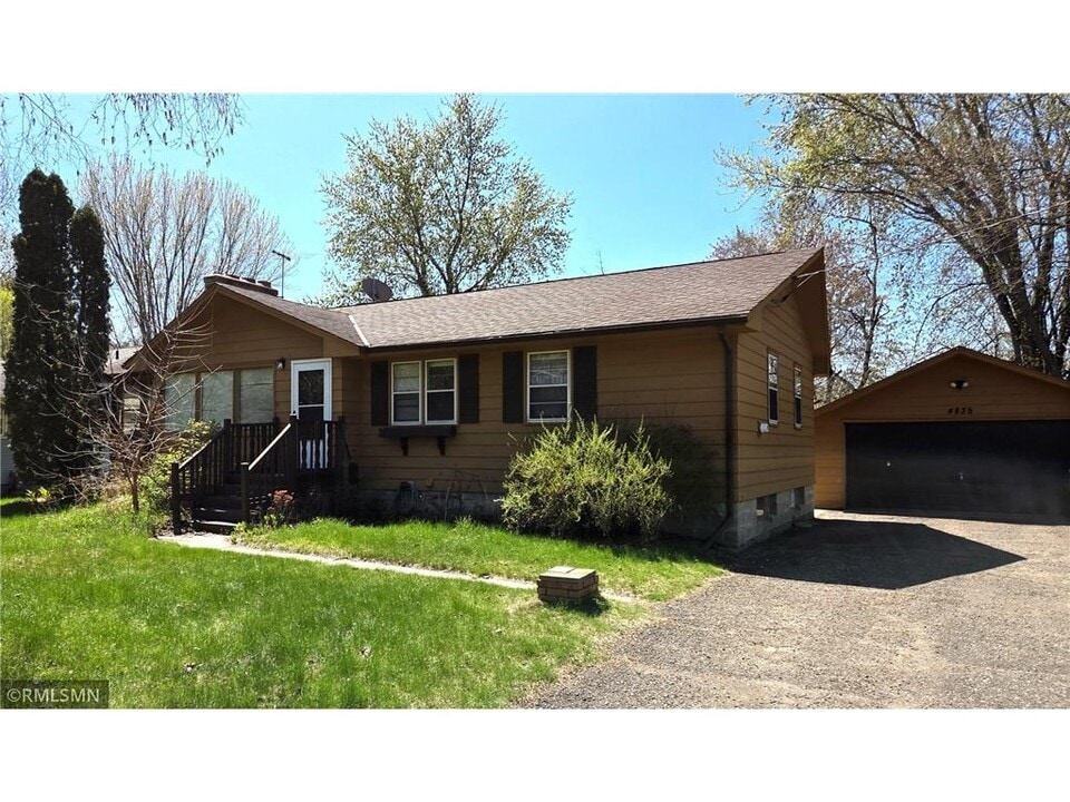 4835 Hodgson Rd in Shoreview, MN - Building Photo