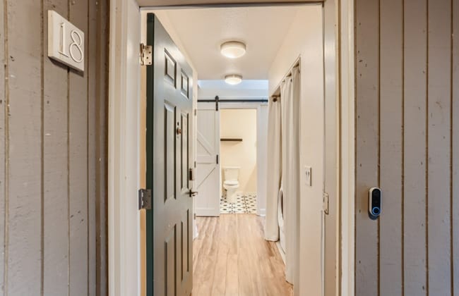 2403 SW Nebraska St in Portland, OR - Building Photo - Building Photo