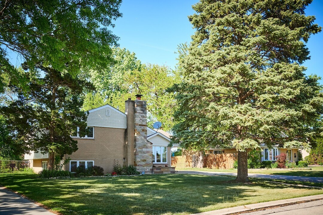 8418 W Crain St in Niles, IL - Building Photo