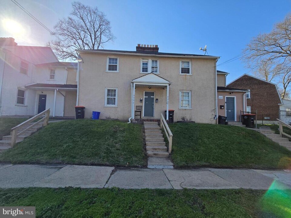 3204 W 10th St in Chester, PA - Building Photo