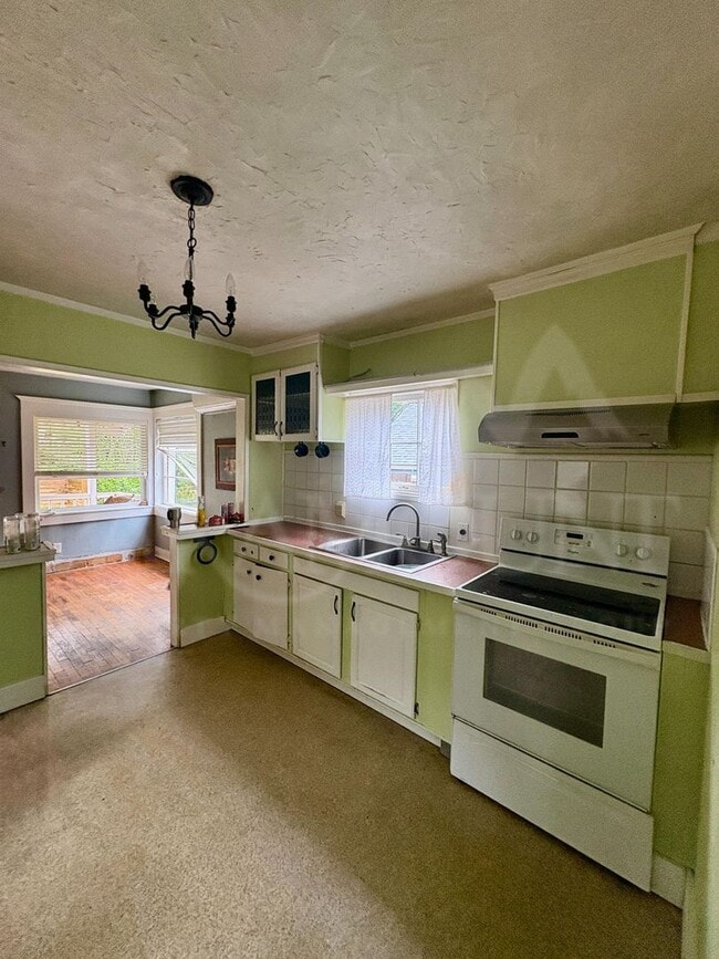 property at 914 Taylor St E