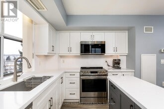 2500 Rutherford Rd in Vaughan, ON - Building Photo - Building Photo