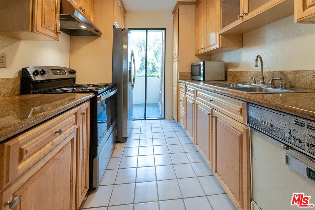 5330 Zelzah Ave in Los Angeles, CA - Building Photo