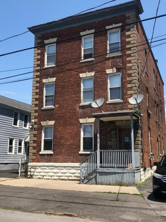813 Jay St in Utica, NY - Building Photo