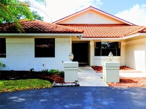 2700 NW 112th Ave in Coral Springs, FL - Foto de edificio - Building Photo