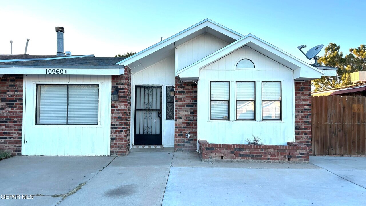10960 Delafield Dr in El Paso, TX - Building Photo
