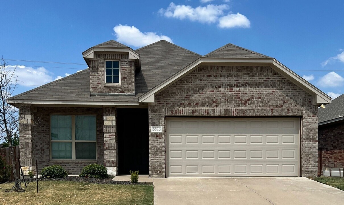 5536 McLanahan Ln in Crowley, TX - Foto de edificio