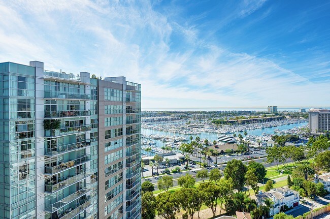 Azzurra in Marina Del Rey, CA - Foto de edificio - Building Photo