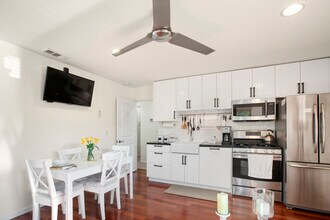 313 S Rios Ave, Unit Apartment in Solana Beach, CA - Foto de edificio - Building Photo