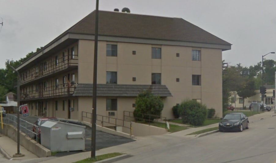 9129 W National Ave in West Allis, WI - Building Photo