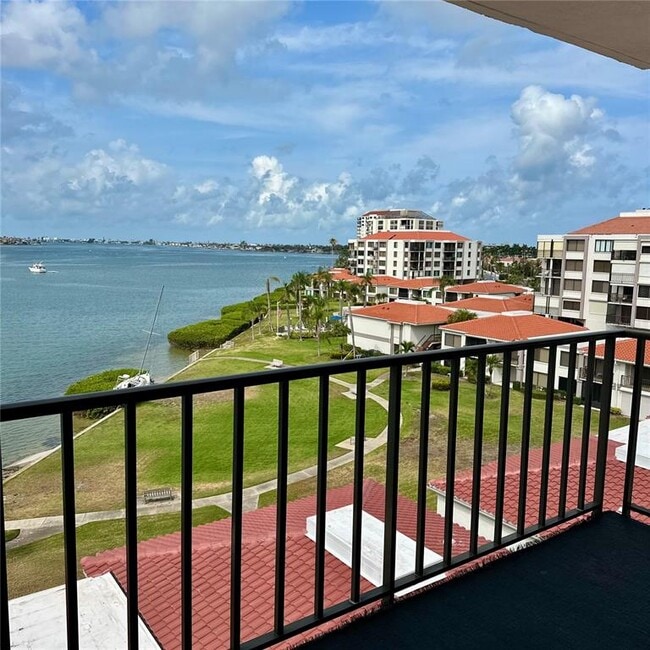 6361 Bahia Del Mar Blvd S in St. Petersburg, FL - Building Photo - Building Photo