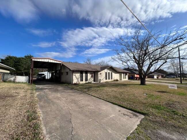902 Walnut St in Royse City, TX - Foto de edificio - Building Photo