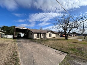 902 Walnut St in Royse City, TX - Foto de edificio - Building Photo