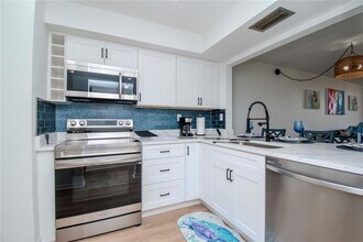 6361 Bahia Del Mar Blvd S, Unit 605 in St. Petersburg, FL - Building Photo - Building Photo