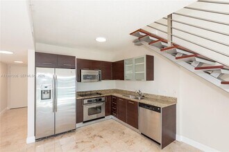 41 SE 5th St, Unit 804 in Miami, FL - Foto de edificio - Building Photo