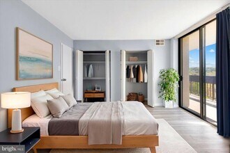 5300 Holmes Run Pkwy in Alexandria, VA - Foto de edificio - Building Photo