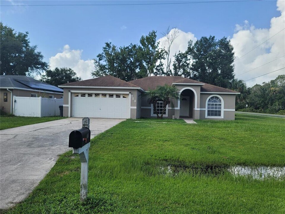 723 Bobolink Ct in Kissimmee, FL - Building Photo