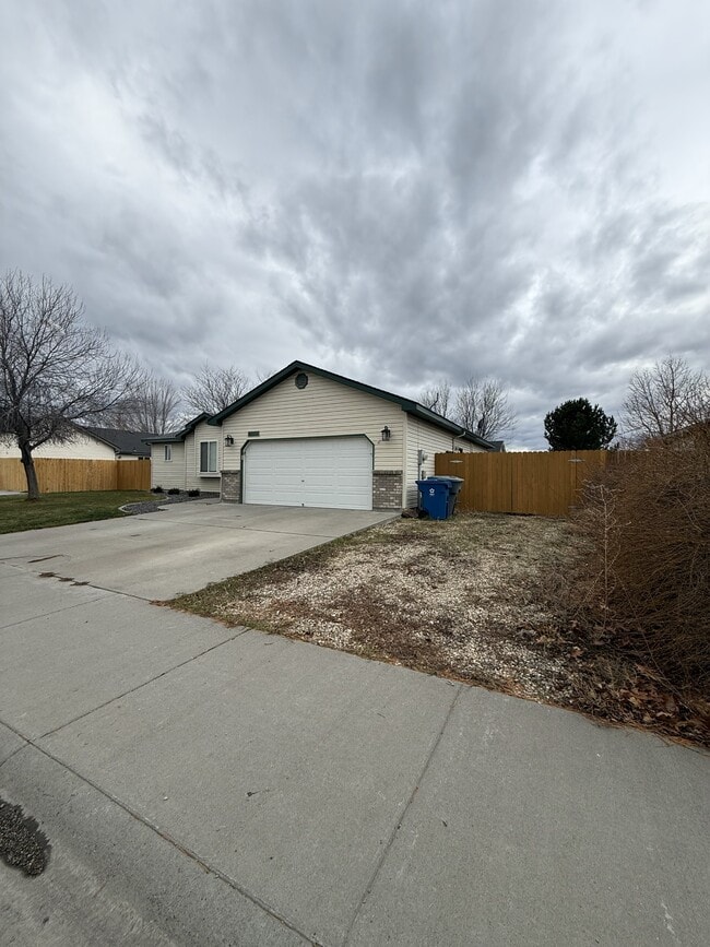 443 NW Sandpiper Ave in Mountain Home, ID - Building Photo - Building Photo