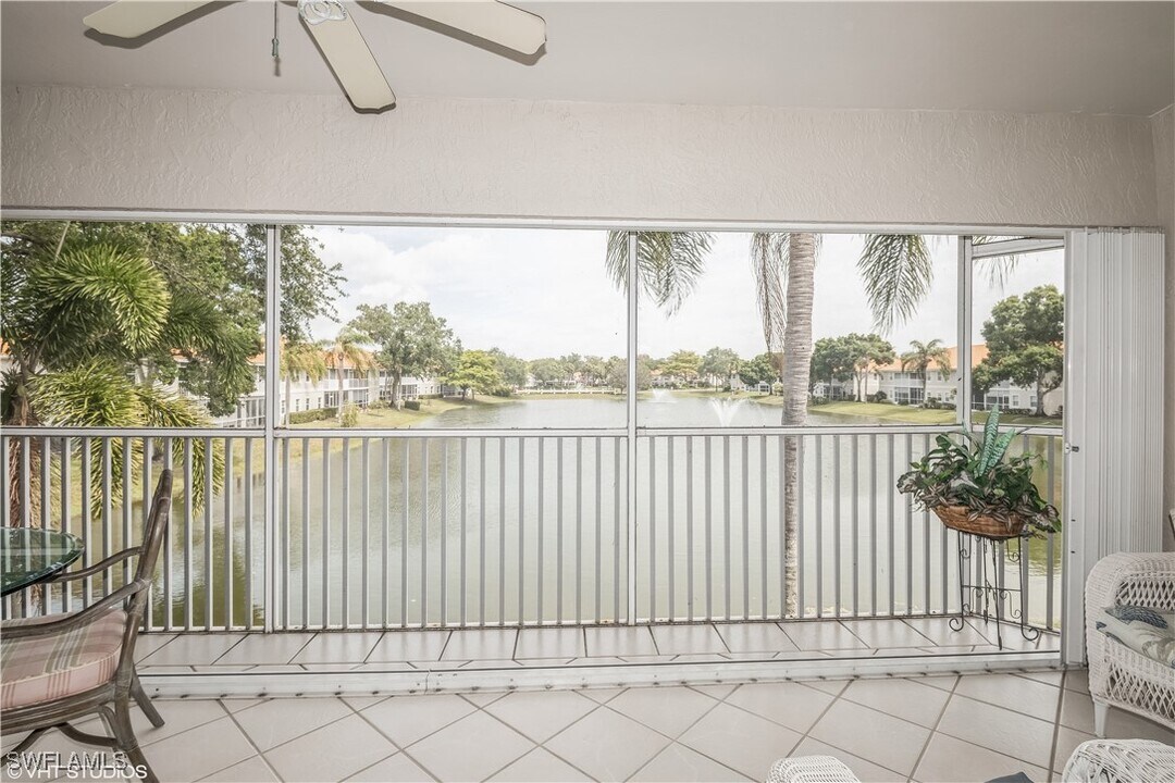 2476 Orchid Bay Dr in Naples, FL - Building Photo