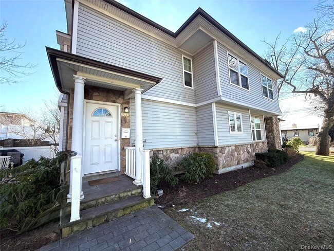 30 Sintsink Dr E in Port Washington, NY - Building Photo - Building Photo