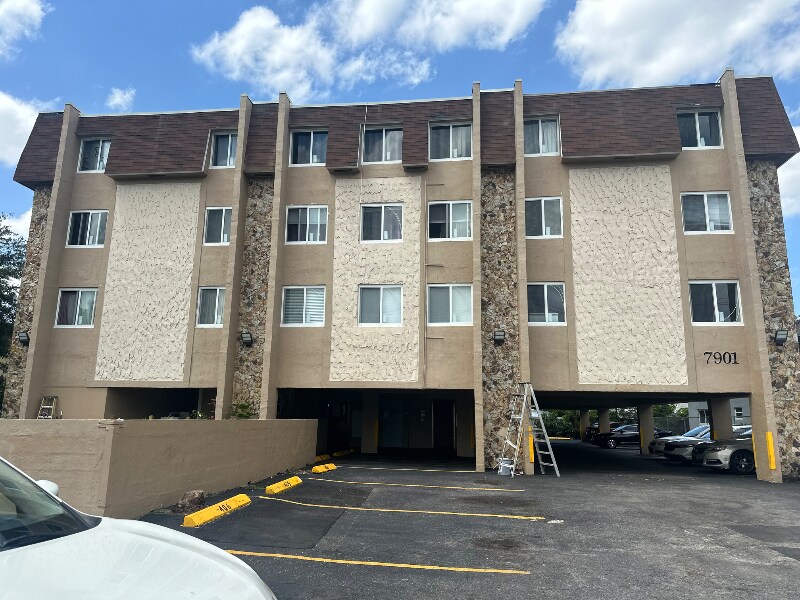 7901 Johnson St in Pembroke Pines, FL - Foto de edificio