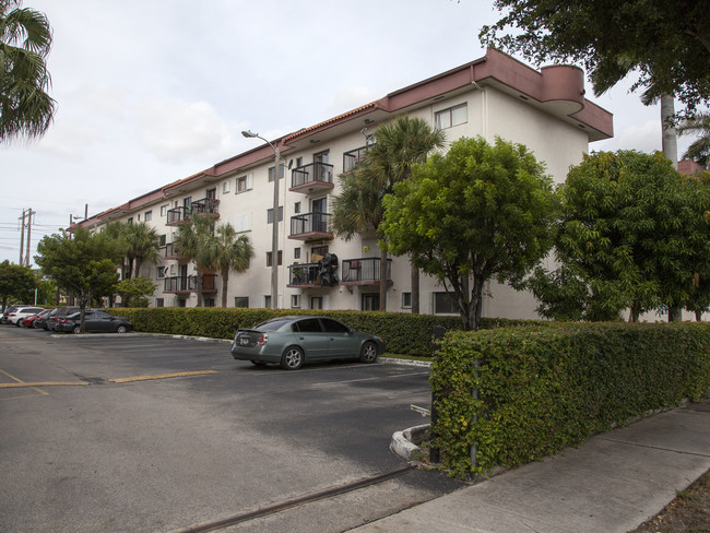 Aalmeda Towers in Hialeah, FL - Foto de edificio - Building Photo