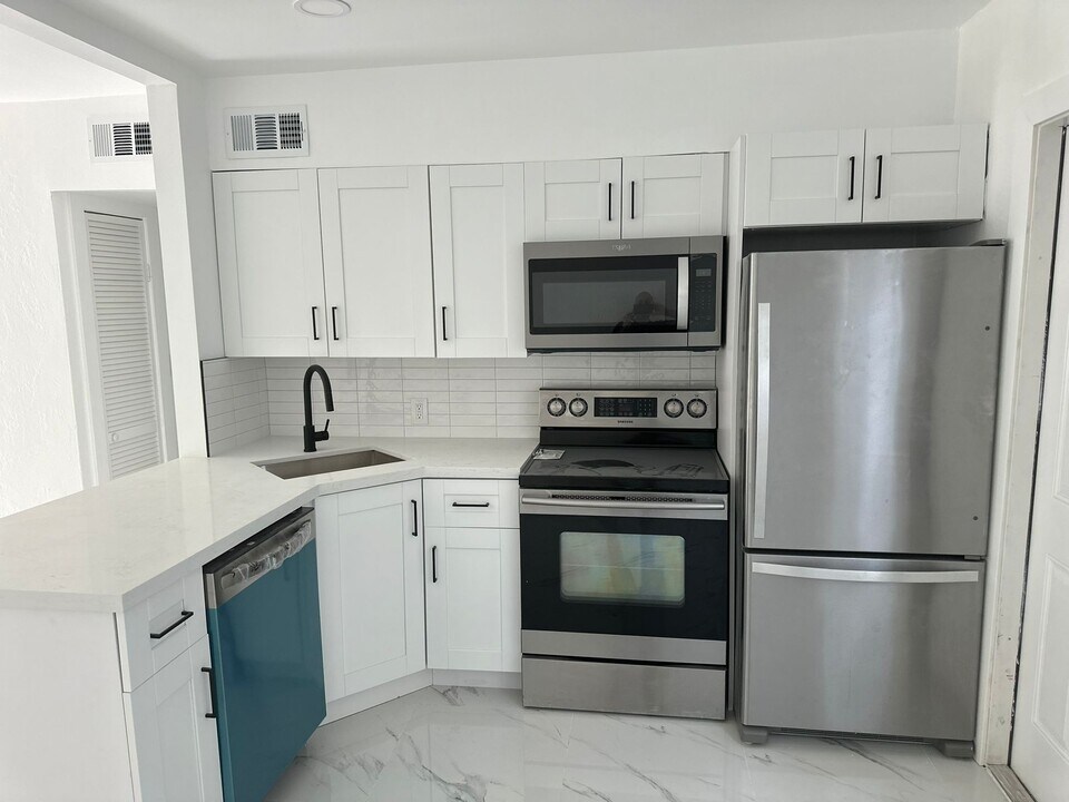 1935 Washington St in Hollywood, FL - Building Photo