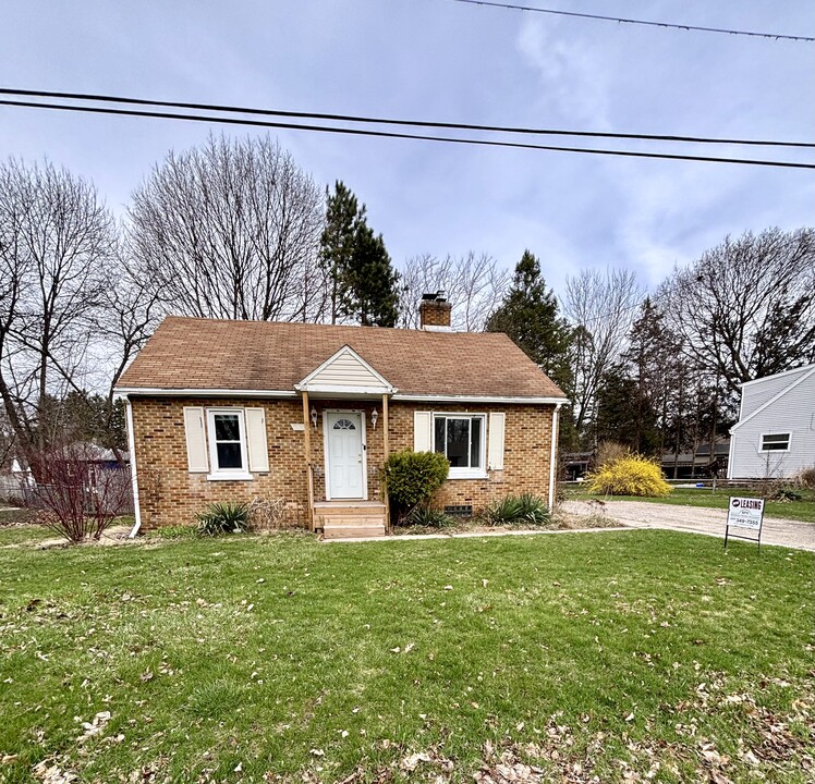 4650 Ammon Dr in Holt, MI - Foto de edificio