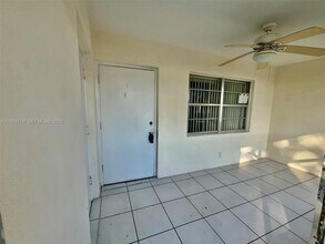 501 Blue Heron Dr in Hallandale Beach, FL - Foto de edificio - Building Photo