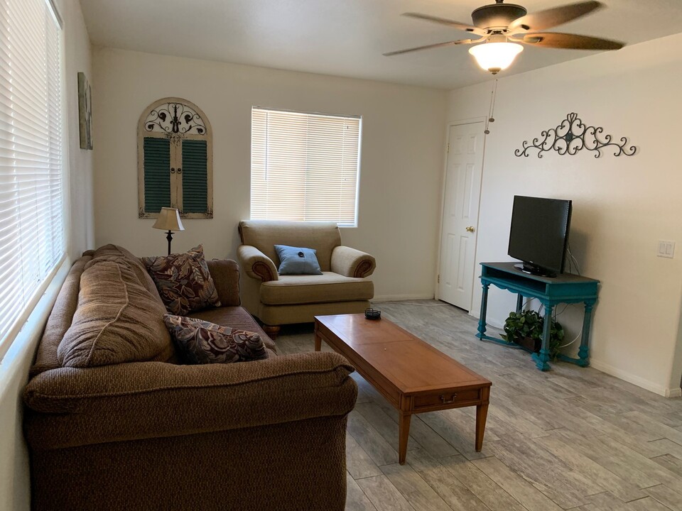 6643 Desert Queen Ave in Twentynine Palms, CA - Building Photo