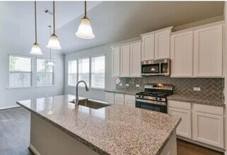 519 Moore St in Lake Jackson, TX - Foto de edificio - Building Photo