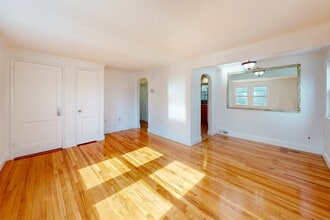 14 Grew Hill Rd, Unit 1 in Boston, MA - Foto de edificio - Building Photo