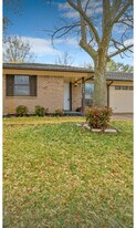2302 Royal Dr in Garland, TX - Building Photo