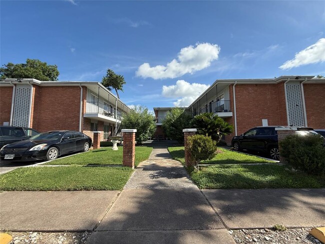 property at 425 E 9th St