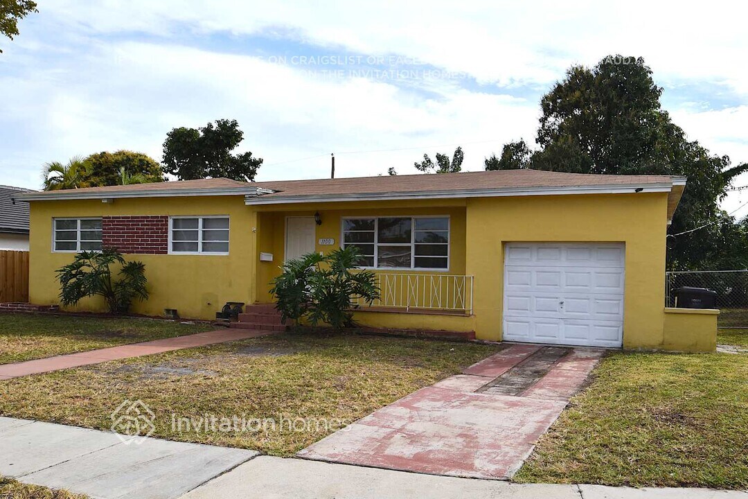 1100 NE 166th St in North Miami Beach, FL - Building Photo
