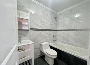 104-50 164th St in New York, NY - Building Photo - Building Photo