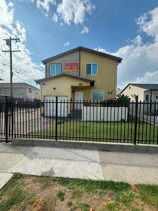 246 E 97th St in Los Angeles, CA - Foto de edificio