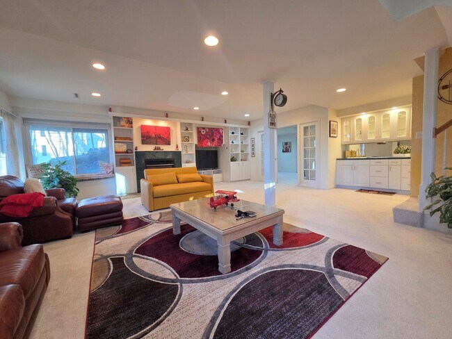 1025 Rosewood Dr in Carpentersville, IL - Building Photo - Building Photo