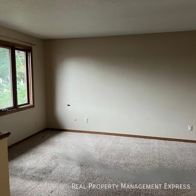 3 Bedroom 2.5 Bathroom side-by-side duplex in Sioux Falls, SD - Building Photo - Building Photo