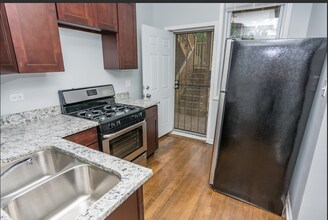 121 E 71st St, Unit 121-2 in Chicago, IL - Foto de edificio - Building Photo