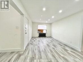 15 Stavebank Rd S in Mississauga, ON - Building Photo - Building Photo