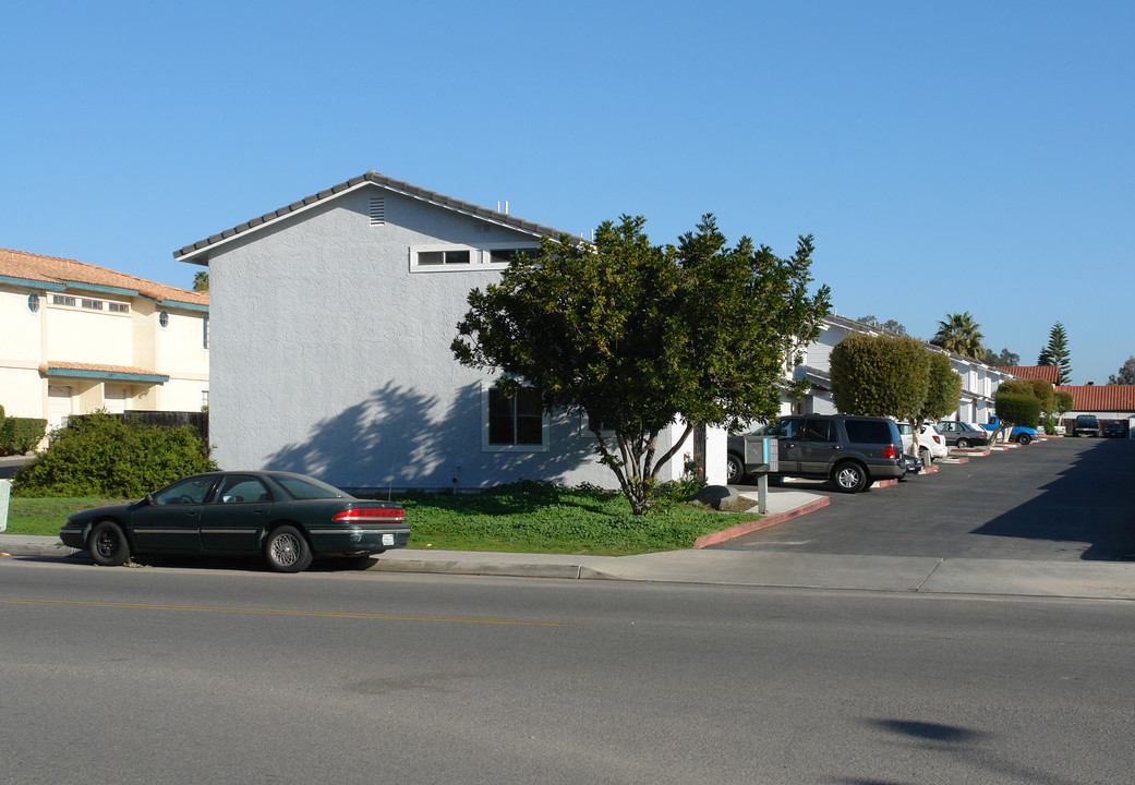 305 W Los Angeles Dr in Vista, CA - Building Photo