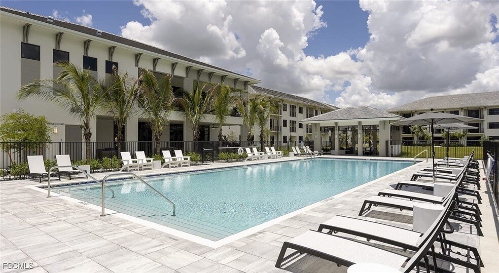 7301 Lake Bank Lp, Unit Amity in Ft. Myers, FL - Building Photo