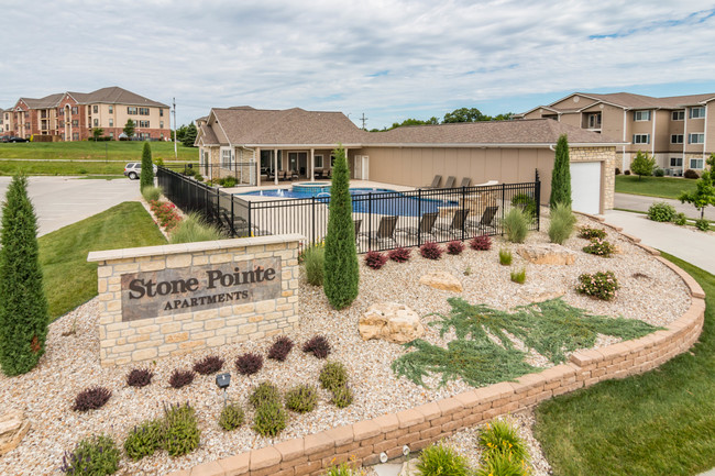 Stone Pointe Apartments in Manhattan, KS - Foto de edificio - Building Photo