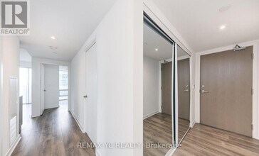 100 Harbour St in Toronto, ON - Building Photo - Building Photo