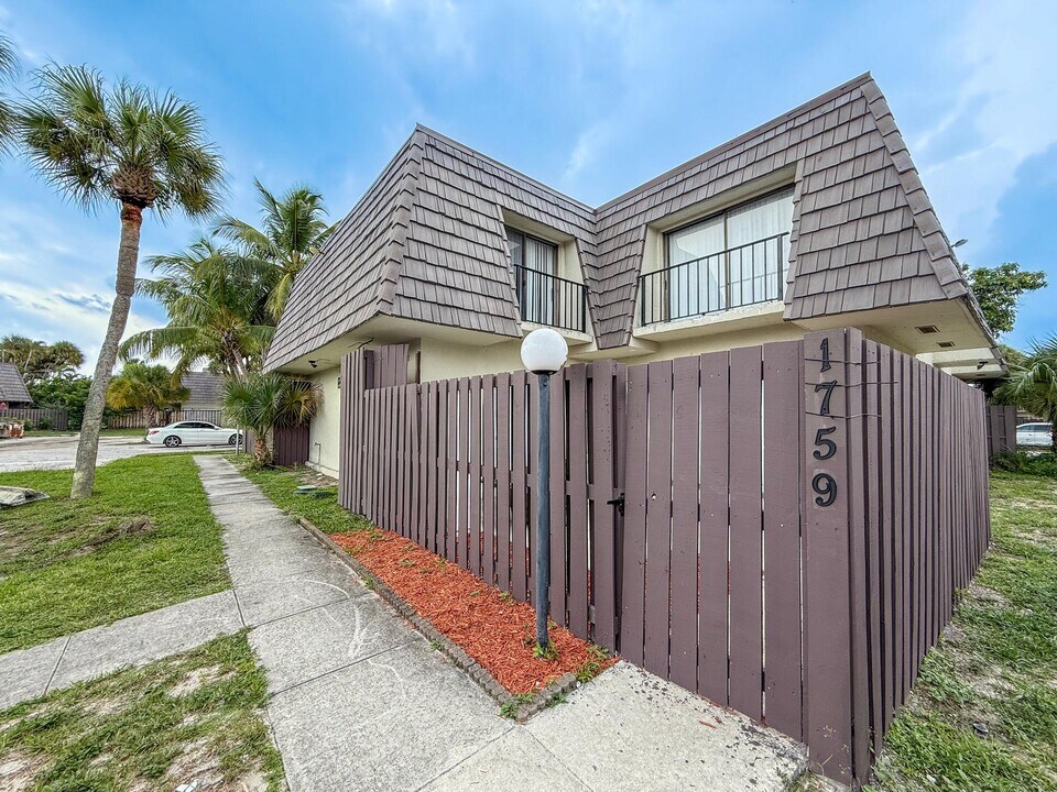 1759 N Congress Ave in West Palm Beach, FL - Foto de edificio