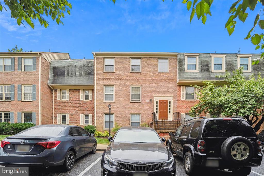 6016 Westchester Park Dr in College Park, MD - Building Photo