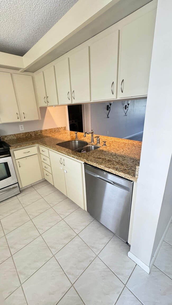 6049 Balboa Cir in Boca Raton, FL - Building Photo - Building Photo