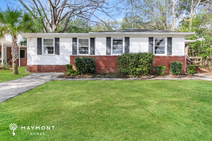 911 Airport Blvd in Columbia, SC - Foto de edificio